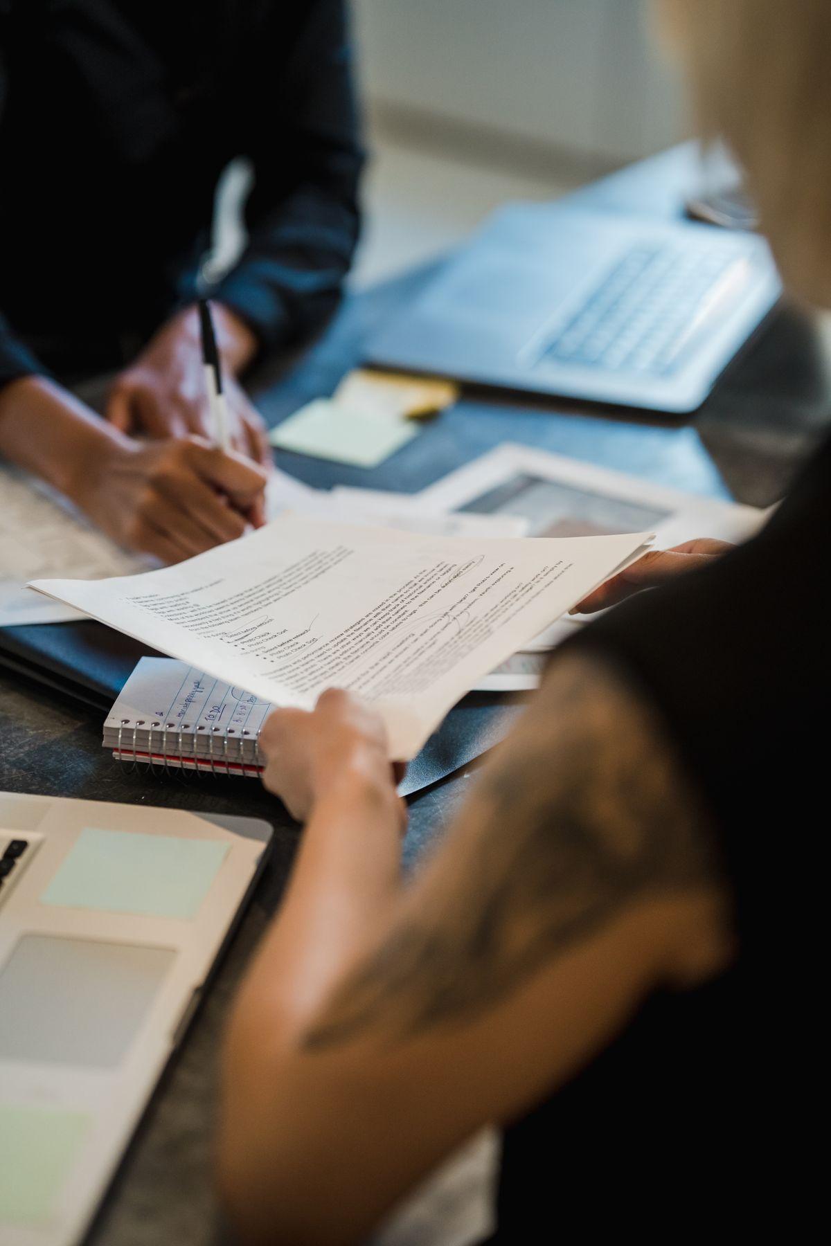 Signing a contract after choosing a digital marketing agency